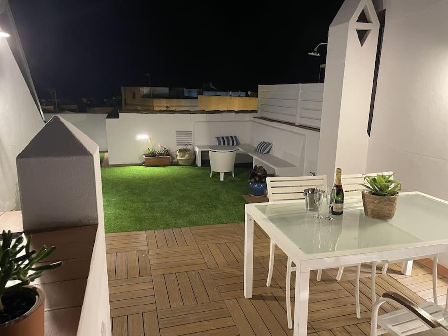 コニル・デ・ラ・フロンテラ Casa Lola Conil, Azotea Al Mar Y Parking Solo Familias O Parejasヴィラ エクステリア 写真